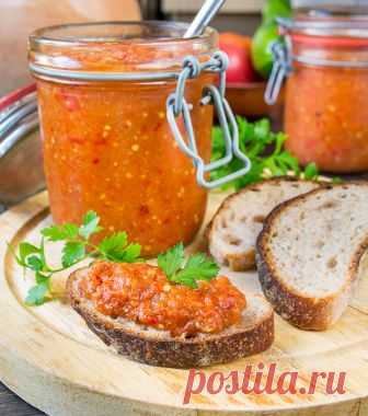 Баклажанно-перечная икра на Вкусном Блоге Август – самое время налегать на баклажаны. Чем мы, собственно, и займемся. Давненько я не добавляла новых рецептов баклажанной икры. Срочно исправляю. Эта икра – не под закатку, ее лучше употреблять сразу свежей. Можно мазать ее на хлеб, макать в нее чипсы. Можно ее даже в качестве соуса для пасты…