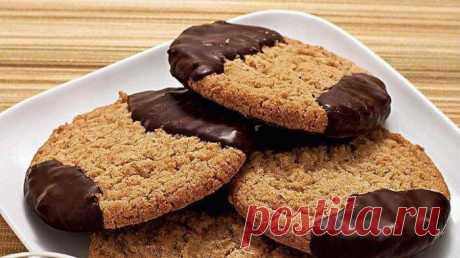 Тонкое печенье из овсяных хлопьев Печенье из овсяных хлопьев получаются очень вкусными и их можно украсить шоколадом (расплавить и обмакнуть печенье, или сделать узор тонкими шоколадными нитями).