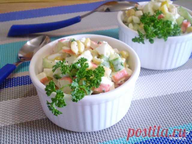 Салат из крабовых палочек с огурцом.
