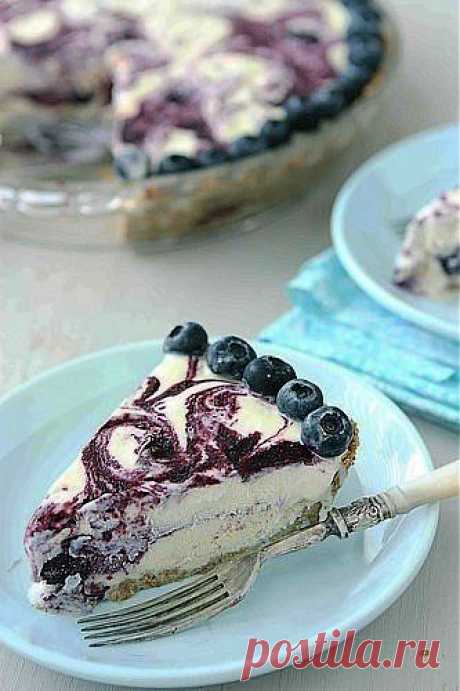 Черничный торт-мороженое с коржом из фундука.