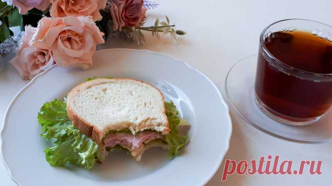 Простые бутерброды на завтрак. Как приготовить бутерброды на скорую руку? Вкусные бутерброды. Для приготовления 1-го бутерброда потребуется: колбаса - 2 кружочка, сыр – 2 кусочка, маринованный огурец – 2 кружочка, 2-3 салатных листа, белый хлеб – 2 кусочка, майонез – 1 ч.л.