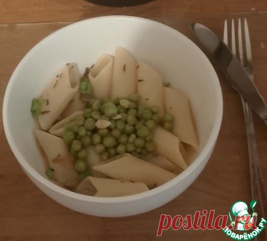 Пизотто. Данное блюдо получило вдохновение от итальянского метода консервирования sort'ollio, что переводится как "под оливковым маслом". Свежие овощи, собранные в сезон, обливаются уксусом и затем консервируются под оливковым маслом до востребованности. В данном случае, я использую замороженный зелёный горошек, который частично консервируется, и частично уходит в соус-пюре для пасты. Но, тем не менее, он всегда приносит итальянское солнце и тепло в мою пасмурную ноябрьскую кухню.