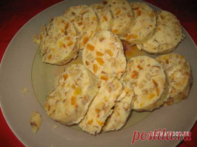 Шоколадная колбаска с орехами и цукатами.