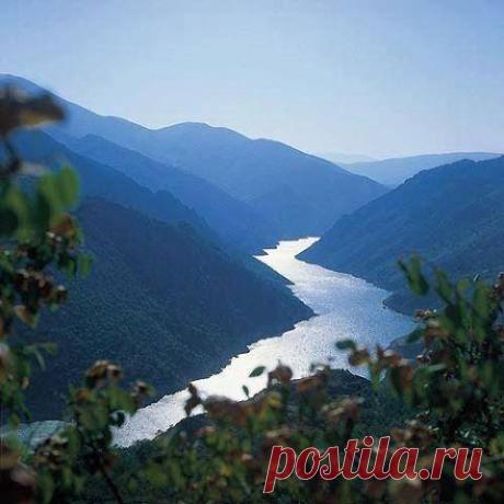 ԵՓՐԱՏ
Եփրատը Առաջավոր Ասիայի ամենաերկար գետն է՝2700 կմ երկարությամբ,673 հազար քառ.կմ ավազանով:Սկիզբ է առնում ներկայիս Թուրքիայի արևելքից և հոսում դեպի Պարսից ծոց։Հայկական լեռնաշխարհի սահմաններում նրա ավազանը կազմում է 95 հազար քառ.կմ, որից 40 հազարն Արածանիի ջրհավաքն է:Գետի ներկա հունը գտնվում է հին հունից դեպի արևմուտք՝անցնելով հարթավայրերով։Երբեմնի գետեզրյա քաղաքներն այժմ գետից 5-6 կմ արևելք են ընկած։Ասորիք տանող ճանապարհն անցնում էր Եփրատով հյուսիս՝մինչև Քարքամիս,թեքվում հարավ՝դեպի Դամասկոս,