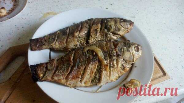 Вы еще думаете как приготовить карасей, конечно же в сметане 


Вкуснее рыбы я давно не пробовала!









 
Ингредиенты:
КарасьРепчатый лукСметанаЗелень (укроп, петрушка, зеленый лук)Соль, перецСливочное маслоЛимон
Приготовление:
Рыбу чистим и потрошим, удаля…