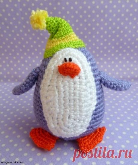 Амигуруми пингвин. Описание

Размер пингвинчика примерно 7 см в высоту и 5 см в ширину, с шапочкой немного выше — около 9 см.

Вяжем Пингвина Крючком

Для вязания амигуруми пингвина вам потребуется:

пряжа Alize микрофибра 2 цветов (сиреневая и белая)
нитки «Ирис» оранжевые, зеленые и желтые
2 крошечных бисеринки для глаз
наполнитель
ножницы
игла
хорошее настроение :)
Амигуруми Пингвин

Ну что приступим.

Туловище (1 деталь)

Делаем скользящий узел и вяжем 2 ВП (воздушные ...