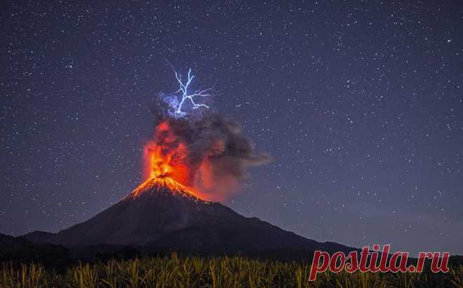 What a pa-lava! Designer captures moment lighting bolt clashes with erupting volcano!
