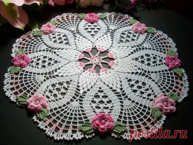 Вязание крючком салфетки схемы описания фото Вязание крючком сегодня обрело второе дыхание. К числу наиболее популярных относят салфетки - их легко вязать и учиться мастерству одновременно. В статье предлагаются схемы и описания с фото.