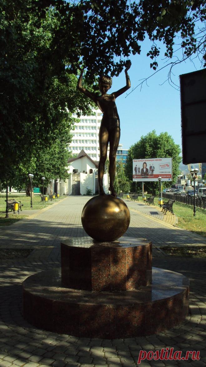 Девочка на шаре.