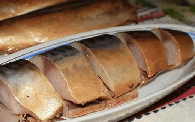 Потрясающая скумбрия в бутылке
Понадобятся: 
Свежемороженая скумбрия – 3 штуки, 
Для рассола: 
1 литр воды, 
луковая шелуха - две горсти, 
сухая заварка черного чая - две ст. ложки, 
соль - три ст. ложки, 
1,5 ст. ложки сахара.
Приготовление:
Берем сырую скумбрию, потрошим, промываем, отрезаем головы и хвосты.Готовим рассол для засолки скумбрии: наливаем в кастрюлю воду, засыпаем соль, сахар, чайную заварку и луковую шелуху, доводим до кипения, затем остужаем и процеживаем. 
Обрезаем пластик