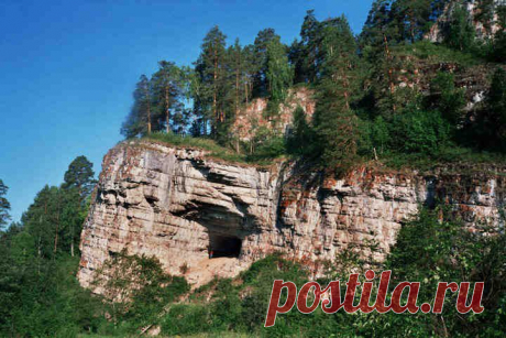 Главные загадки Урала. Игнатьевская пещера. Впервые эта пещера была описана корреспондентом Имперской Академии наук Петром Рычковым в книге «Топография Оренбургская» в 1762 году. Своё нынешнее название она получила из-за легенды о старце Игнатии, который якобы жил в пещере в XIX веке. В 80-х годах XX века советские исследователи обнаружили здесь большое количество микролитов (миниатюрных каменных орудий), наскальных рисунков и останков животных. Но жемчужиной этой пещеры я...