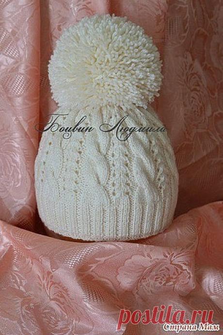 Шапочка с помпоном от Людмилы Боцвин Описание узора: Шапка двойная. Спицы 2.5 Об. головы 54-58. Пряжа: шерсть+ акрил. На спицы набрала 140 петель. Резинка 2х2- 16 ряд. Далее такие узоры: косичка из восьми петель(можно найти в ин-те, есть даже видео), Ажурная дорожка из 4 лицевых петельнакид, две петли лиц. вместе влево, две петли лиц. вместе вправо, накид) Между узорами две изн. петли. Убавляю петли на шапочках по разному, просто смотрю по узору, ну и конечно же, чтобы не ...