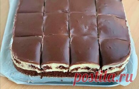 ТОРТ очень МОКРЫЙ, сочный и тает во рту Ингредиенты: Корж: 4 яйца; 200 гр сахара; 200 гр муки; Какао — 3 стол.ложки; Сливки 10% — 200 мл (чтобы пропитать корж); Крем: 200 гр кокосовой стружки (если стружка мелкая, то можно чуть больше); 150 гр сахара; 250 мл молока; 150 гр сливочного масла. Приготовление: Взбейте яйца с сахаром. Время взбивания – 15. Яично-сахарная масса должна стать белоснежной. Муку смешайте с порошком какао. Получившуюся смесь добавляйте маленькими порц...