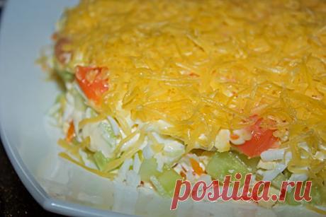 Слоеный салат «Пир горой» Ах, праздники, дни рождения, юбилеи… Пир горой, гостей целая армия и всех надо накормить, и вкусно накормить, да еще и разнообразно… В общем, хлопот полный рот, а что делать занятой хозяйке, когда и п…