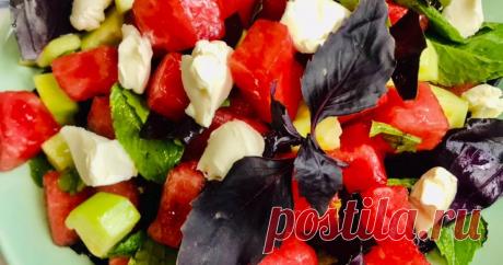 Салат из арбуза - пошаговый рецепт с фото. Автор рецепта Sayyora Alimova ✈ . Салат из арбуза - пошаговый рецепт с фото. #студия  Очень приятный салат для перекуса или завтрака. Здесь важную роль играет заправка. Если арбуз очень сладкий, можно добавить меньше мёда. Можно ещё добавить орехи по желанию. Но мне нравится без орехов. Попробуйте, это очень вкусно 😋.