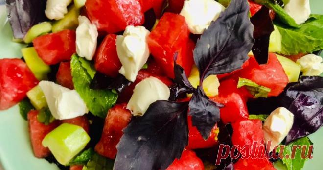 Салат из арбуза - пошаговый рецепт с фото. Автор рецепта Sayyora Alimova ✈ . Салат из арбуза - пошаговый рецепт с фото. #студия  Очень приятный салат для перекуса или завтрака. Здесь важную роль играет заправка. Если арбуз очень сладкий, можно добавить меньше мёда. Можно ещё добавить орехи по желанию. Но мне нравится без орехов. Попробуйте, это очень вкусно 😋.