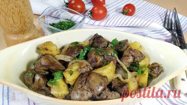 Прекрасно сочетаются вкус нежной обжаренной печенки, карамелизированного лука и сочного кисло-сладкого яблока! Яблочная кислинка раскрывает вкус печени совершенно по-новому! Попробуйте! ИНГРЕДИЕНТЫ:Печёнка куриная – 1 кг.;Яблоко – 2 штуки (450 грамм);Лук – 1 штука (160 грамм);Бульон куриный – 150