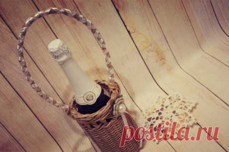 Вы тоже заметили —большие супермаркеты уже начали готовиться к Новому году ? ! А мы что же ! Нам тоже пора готовиться к самому любимому празднику.Я предлагая вот такую бутылочницу под шампанское, после праздника вы сможете ее использовать в качестве вазы для любимых сухоцветов, а если внутрь поставить баночку с водичкой , то и срезанные цветы будут себя в ней чувствовать замечательно