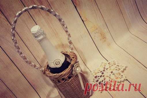 Вы тоже заметили —большие супермаркеты уже начали готовиться к Новому году ? ! А мы что же ! Нам тоже пора готовиться к самому любимому празднику.Я предлагая вот такую бутылочницу под шампанское, после праздника вы сможете ее использовать в качестве вазы для любимых сухоцветов, а если внутрь поставить баночку с водичкой , то и срезанные цветы будут себя в ней чувствовать замечательно