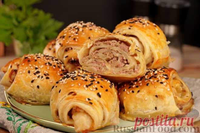 Рецепт: Слоёные рулетики с мясным фаршем и яблоком на RussianFood.com