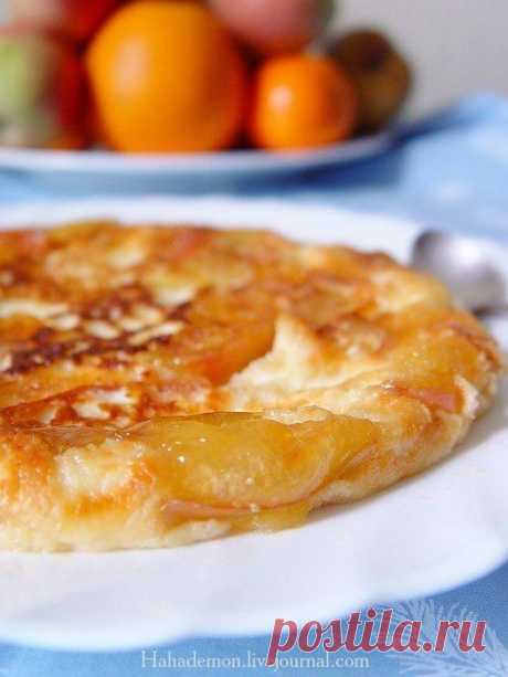 Омлет из творога с карамельными яблоками.