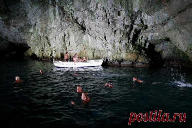 (4) This is Montenegro
Time for swimming
Some who have a heightened sense of the artistic describe swimming in the cave as "descent into the blue" because of the amazing combination of blue sea and the various shade of blue on the walls of the cave caused by the refraction of light.