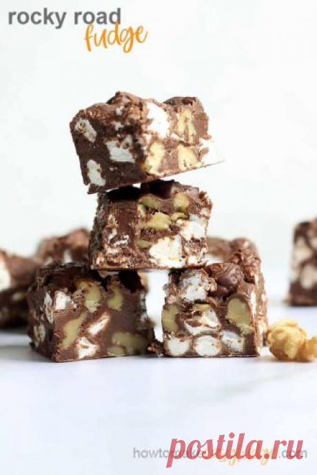 ROCKY ROAD FUDGE! Easy fudge with chocolate, walnuts, and marshmallows.