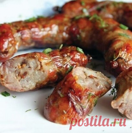 ДОМАШНЯЯ КОЛБАСА В ФОЛЬГЕ 🥓

Самая вкусная из всех колбас – это, конечно же, домашняя колбаса, сделанная своими руками, без всяких вредных добавок и примесей.
Но вот проблема: не каждая хозяйка «горит желанием» заморачиваться с кишками. Это кропотливое дело не многих привлекает, особенно с непривычки.
Поэтому сегодня мы вам предлагаем очень простой и потрясающе вкусный рецепт настоящей домашней колбасы, которую можно приготовить без кишок, в фольге. Можно использовать так...