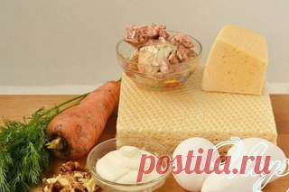 ЗАКУСОЧНЫЙ ТОРТ 

ИНГРЕДИЕНТЫ: 
● консервированная скумбрия - 1 банка (можно брать сайру или сардину), 
● морковь - 1 шт., 
● яйцо - 3 шт., 
● грецкий орех-50 гр., 
● сыр твердый-70 гр., 
● майонез или йогурт - 200 гр., 
● зелень укропа - 1 пучок, 
● соль 

ПРИГОТОВЛЕНИЕ: 
Подготовим все ингредиенты для укладки слоями на торт. Яйца нужно сварить и остудить. Морковь очистить, натереть на терке. Ядра грецкого ореха нарубить и добавить к моркови, посолить, полить майонезом и ...