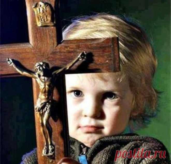 Конечно надо. На сознание современного ребенка действует миллион впечатлений, вызывающие калейдоскоп ощущений. Компьютерные игры, телевидение.А поколения наших предков ходили на церковные службы. В их жизни это было, возможно, главное духовное впечатление.. Церковные обряды влияли на их психологию, церковный календарь – на физиологические ритмы. Все это веками впечатывалось в сознание,в  более старшем возрасте приобщение к Церкви будет проходить сложнее.Не упускайте благоприятное время ...