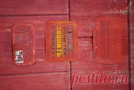 Этот дом, похоже раньше, был без городского отопления, а печки стояли внутри.