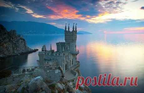 Что нужно обязательно посмотреть в Крыму | Журнал "JK" Джей Кей Гора Ай-Петри, расположенная в Крыму, является одной из самых красивых и популярных вершин среди туристов. Она входит в состав массива Ай-Петринская яйла, который, в свою очередь, является частью Крымских гор. Сама же Ай-Петри возвышается непосредственно над городом Алупкой и поселком Кореизом, на территории, входящей в Ялтинский горно-лесной заповедник...