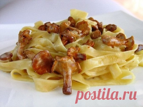 ​Тальятелле с лисичками 
Ингредиенты:&nbsp;
Тальятелле - 200 г&nbsp;1 маленькая луковица&nbsp;300 г лисичек, хорошо вымыть
200 мл жирных сливок 30-36 %&nbsp;Столовая ложка сливочного масла&nbsp;Соль и перец по вкусуПриготовление:&nbsp;
Отварите тальятелле в соответствии с рекомендациями на упаковке до...