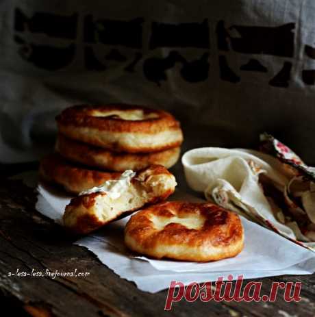 Лангош (венгерская лепёшка) Мука &mdash; 500 г Дрожжи (сухие) &mdash; 2 ч. л. Сахар &mdash; 2 ч. л. Соль &mdash; 1,5 ч. л. Вода (или 100 мл. воды+250 мл. молока) &mdash; 350 мл Масло растительное (для обжаривания) В теплой воде (или соединить молоко с водой) растворить дрожжи. Постепенно добавить просеянную муку, 1-1,5 чайные…