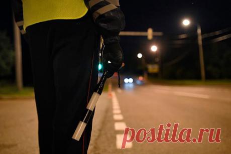 У московского гаишника конфисковали автопарк за 40 миллионов рублей. Второй кассационный суд общей юрисдикции подтвердил законность решения о взыскании 40 миллионов рублей с бывшего старшего лейтенанта московской полиции, сотрудника ГИБДД Феликса Дунаевского и его супруги. Взыскиваемая в доход государства сумма является эквивалентом стоимости автопарка и недвижимости.