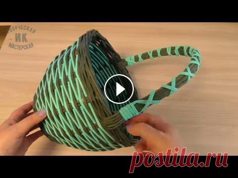 Корзинка из газетных трубочек с переплетенной  ручкой/Newspaper basket with wicker handle В этом видео я показываю как сплести корзинку из газетных трубочек "ситцем" с переплетенной крестиками ручкой. Количество стоек должно быть ...