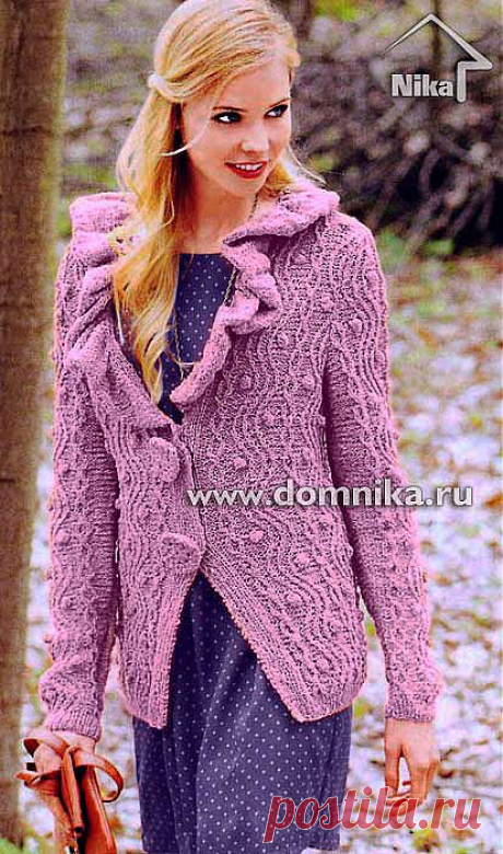 Розовая кофта с рельефным узором.