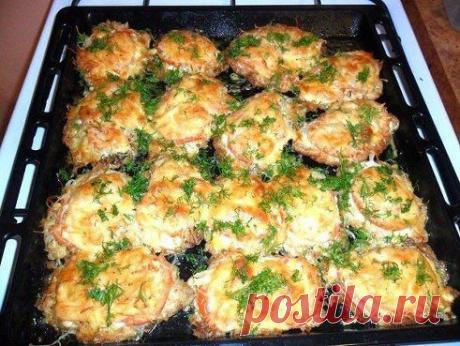 Мясо по - французски

Ингредиенты:

свинина
лук маринованый
помидор
сыр

Приготовление:

1. Мясо отбить , обжарить в кляре затем уложить в протвень
2. Смазать майонезом, положить лучок, помидорки присыпать сыром и в духовочку.
3. Для того чтобы мясо не было сухое налить либо бульенчик либо заливать водичкой с маринованого лука.