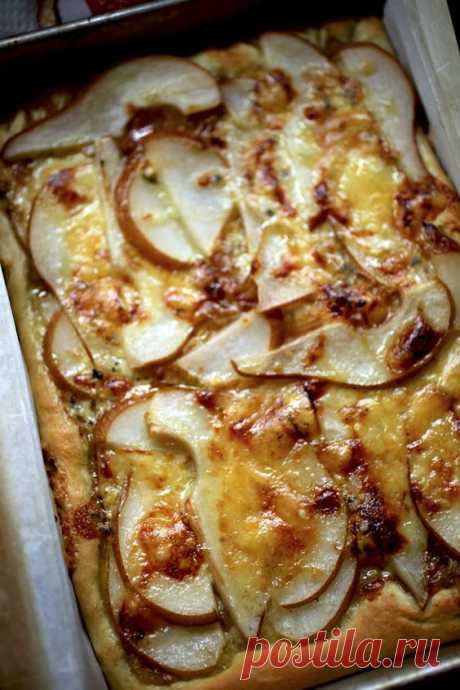 Фокачча с Луком, Грушей и Голубым Сыром / Focaccia with Caramelized Onions, Pear and Blue Cheese
