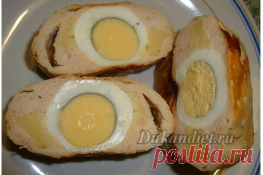 А-ля кордон блю

500 г куриного фарша,
2 вареных яйца,
200 г сыра,
соль, перец.