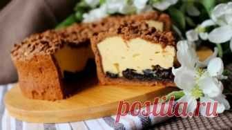 Сырник с карамелью и черносливом Предлагаю приготовить очень вкусный и красивый десерт — карамельный сырник с черносливом. Он получается очень нежным, легким, ароматным, чуть сладковатым на вкус.
Ингредиенты: Для теста: Мука пшеничная — 1 стакан Сахар — 1,5 стакана Яйцо — 2 шт.
Масло сливочное — 70 г Ванилин — 1 пакетик Разрыхлитель теста — 1 ч.л. Для начинки: Сыр маскарпоне — 350 г Сахарная пудра — 120 г Чернослив (без косточек) — 150 г Кофе растворимый — 1/2 ч. л. Желток яичный — 1 шт.
Проце…
