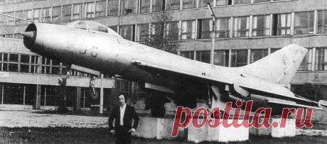 Су-7 — советский реактивный сверхзвуковой истребитель. Индекс Су-7 традиционно ассоциируется с более поздними модификациями — истребителями-бомбардировщиками, но история самолета началась с фронтового истребителя.