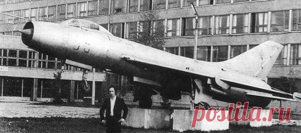 Су-7 — советский реактивный сверхзвуковой истребитель. Индекс Су-7 традиционно ассоциируется с более поздними модификациями — истребителями-бомбардировщиками, но история самолета началась с фронтового истребителя.