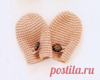 Чтобы малыш в первые месяцы своей жизни спал спокойно, не пугаясь своих же ручонок во время сна, и не навредил себе довольно острым первым «маникюром», мы предлагаем связать простые, но очень симпатичные царапки крючком для новорожденных, которые будут по рукам мастерицам абсолютно любого уровня.