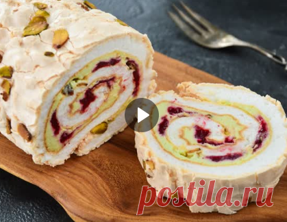 Меренговый рулет - десерт нежный, как облачко
Меренга
190 гр белка щепотка лимонной кислоты 1/4 ч л соли 250 гр сахара 25 гр крахмала
Крем:
150 гр сливочного сыра 100 гр сливок 20 гр сахарной пудры
1 ст л фисташковой пасты (по желанию)

Ягодная начинка:
100 гр пюре
1 ч л крахмала
1-2 ч л сахара (в зависимости от кислоты пюре)