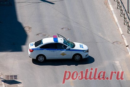 Начальник подразделения ГИБДД стал фигурантом дела из-за продажи автономеров. На Кубани следователи возбудили дело о превышении полномочий в отношении начальника межрайонного регистрационно-экзаменационного отдела (МРЭО) ГИБДД по обслуживанию города Горячий Ключ, Белореченского и Апшеронского районов. По данным следствия, в ноябре к полицейскому обратился знакомый, попросив «красивые» номера.