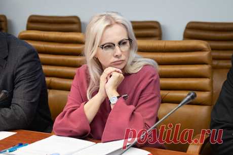 В Совфеде оценили обозначение Крыма российским в письме от Елизаветы II к детям. Сенатор от Республики Крым Ольга Ковитиди оценила обозначение Крыма российским в письме британской королевы Елизаветы II. По ее словам, тем самым царствующая особа смогла подняться над «геополитическим смогом». «Королева, обладая уникальной политической интуицией, проявила вселенскую мудрость», — заявила политик.