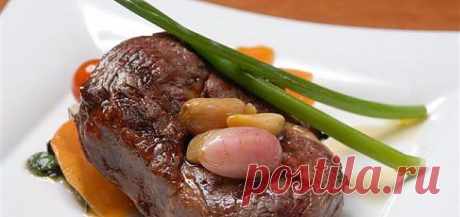 Жаренная гусиная печень, в соусе из инжира, красного вина и корицы.