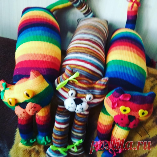 Я так хочу,чтобы лето не кончалось....

Мои яркие котики всегда будут напоминать о жарком лете и поднимать настроение!
Могут быть игрушкой,обнимашкой,могут быть подушкой,могут жить в автомобиле.
Длина с вытянутыми лапами 80 см.
Ткань-вязаный трикотаж.