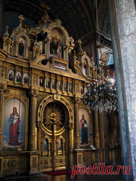 Altar | Inside St. Stephen of the Bulgars, or the "iron chur… | Flickr